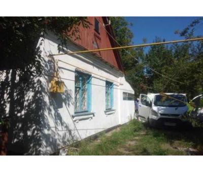 Продаж будинку за містом.