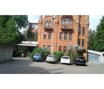продам свою 51/100 частку комунальної квартири 